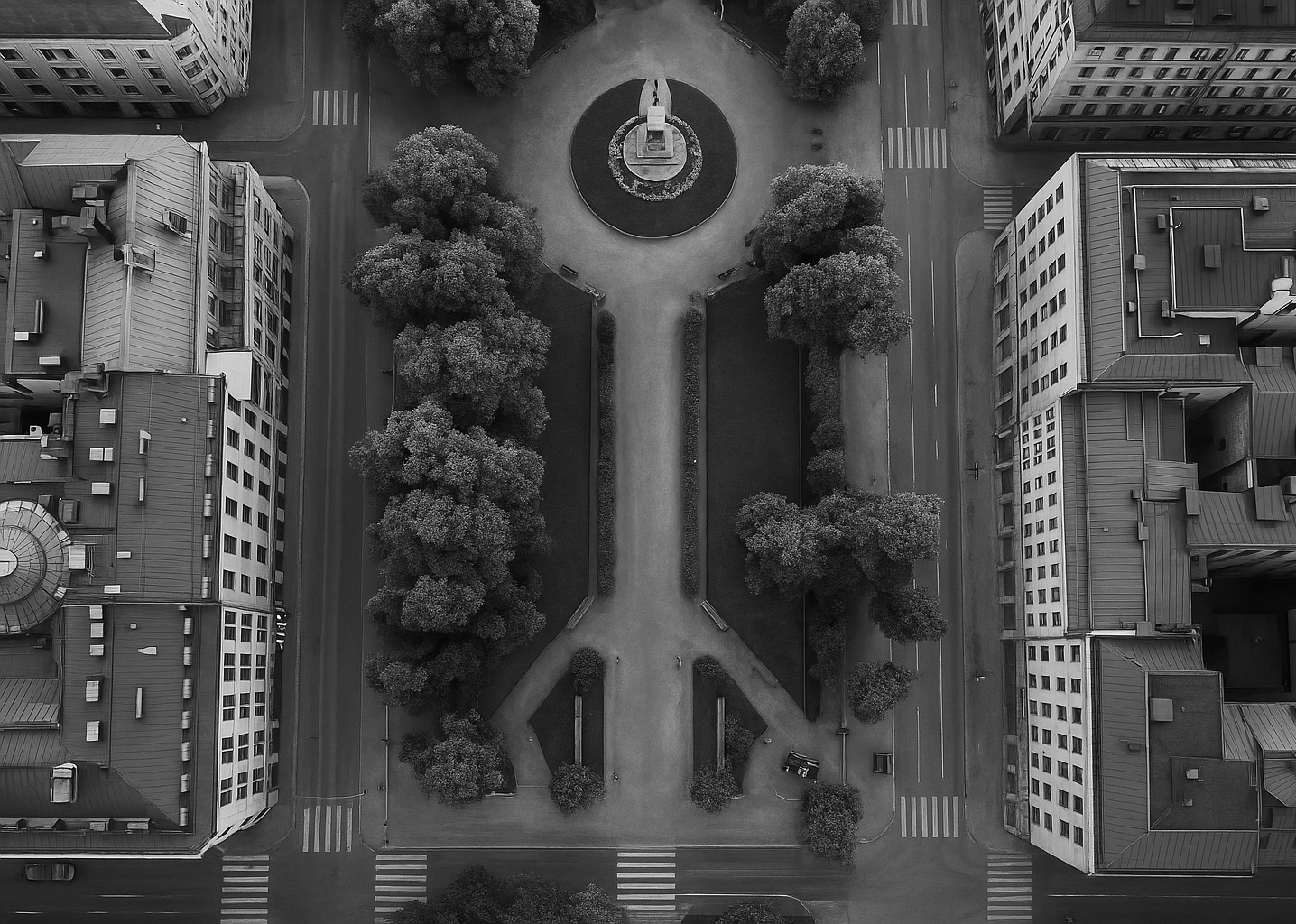 Ilmakuva kaupungista mustavalkoisena